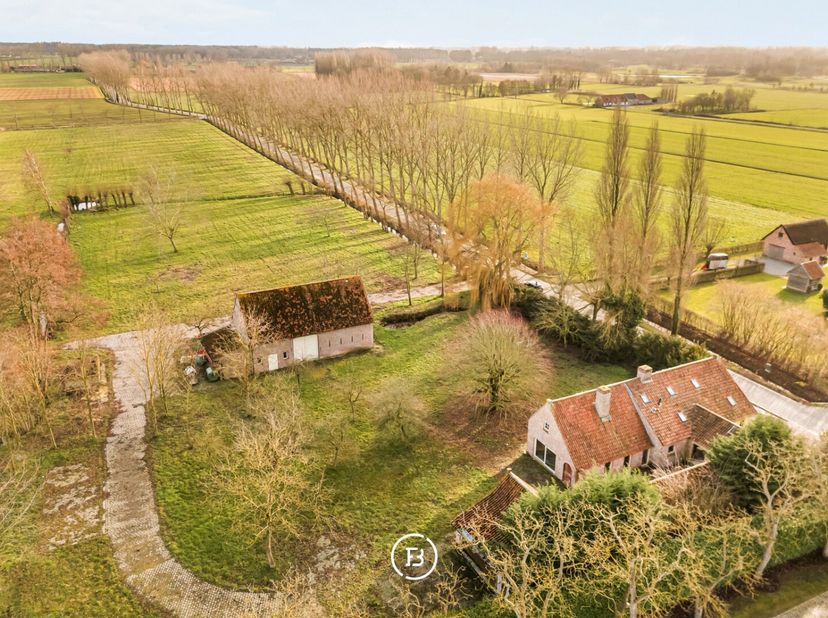 Située dans un environnement exceptionnellement calme et unique, cette maison de maître avec dépendance et vaste grange de 150 m² est proposée avec de