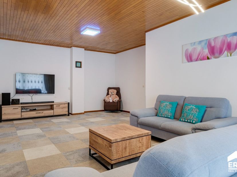 Te koop: Instapklaar appartement met 2 slaapkamers in de populaire Banneuxwijk van Hasselt, vlakbij het centrum en belangrijke invalswegen.Dit verzorg