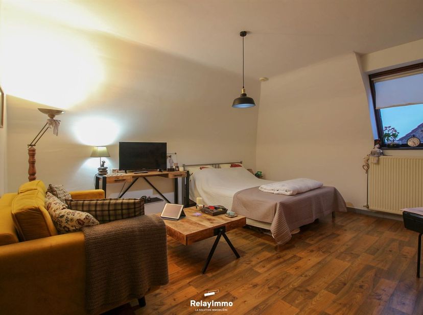 Studio op de bovenste verdieping van de Saint-Piat residentie, vlakbij de Grote Markt!<br />
Lichte woonruimte met grote zit- en eethoek, halfingeric