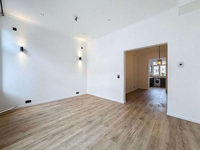 Quartier George-Henri - Bel appartement duplex 2 chambres entièrement rénové de +/-90m² situé au 1er étage d'un immeuble de immeuble de 2 étages compo