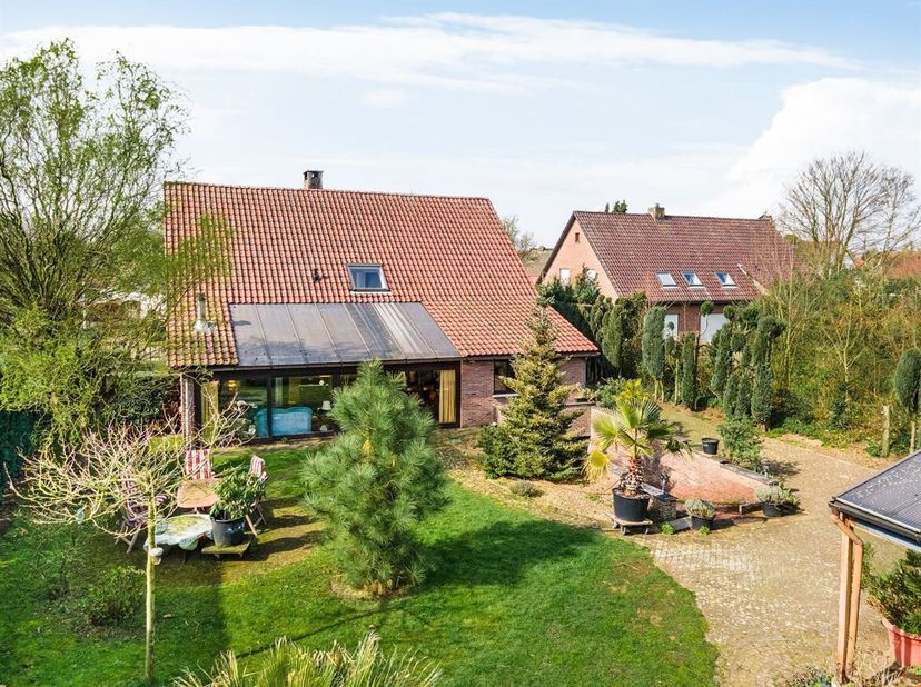 Locatie:<br />
In het Hoogstraatse Meerle treffen we deze ruime gezinswoning in een zeer groene en bosrijke omgeving. Op korte afstand ligt het dorpsc