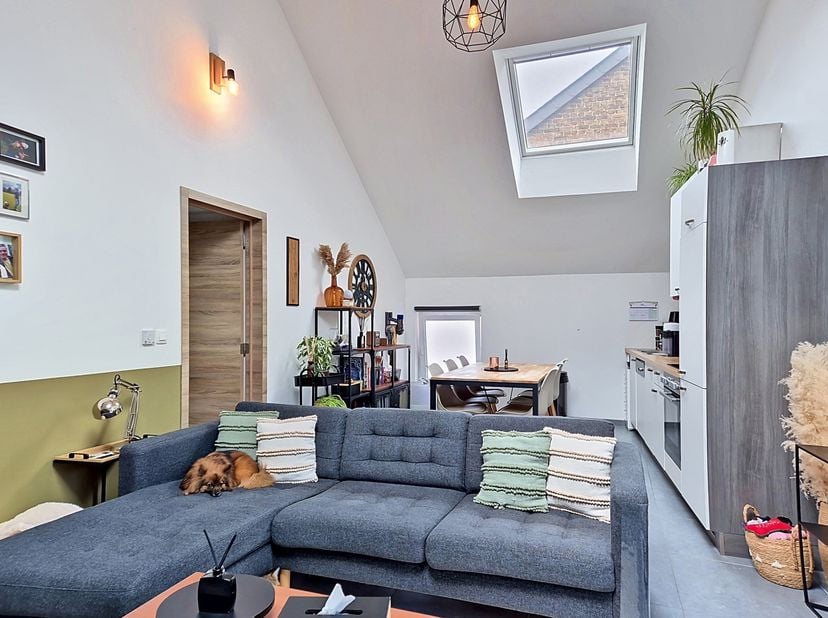 APPARTEMENT de ± 55 m² situé au premier étage<br />
- Séjour ouvert de ± 27,5m² sur carrelage avec cuisine équipée (évier, lave-vaisselle, taque vitro