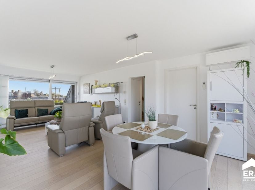 Te koop: uitzonderlijk ruim duplexappartement (±164 m²) met 4 slaapkamers, 2 badkamers, 2 terrassen en zeer veel lichtinval Dit duplexappartement, gel