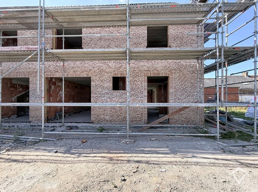 Rond de Mokkerkapel worden drie moderne BEN-woningen gebouwd op een toplocatie, op wandelafstand van scholen, winkels en openbaar vervoer. De woningen