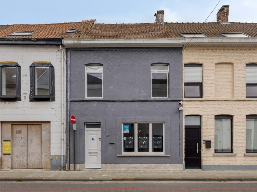 Op zoek naar een ruime gezinswoning op een centrale locatie? Deze charmante starterswoning in de Duivenstraat biedt maar liefst 5 slaapkamers, een aan
