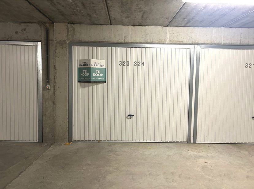 Dubbele garage te koop in residentie Duineveld. Vlot inrijbaar en bereikbaar met lift, De garage heeft een diepte van 10,50 meter en een breedte van 2