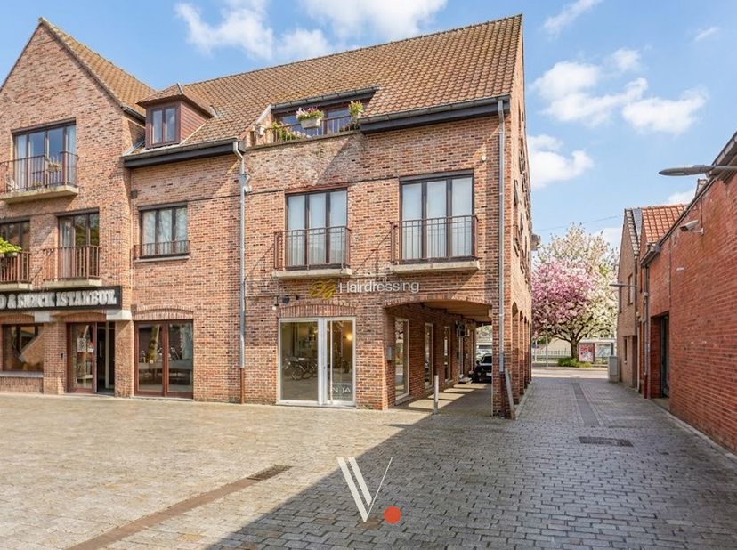 Droom je van een eigen handelszaak? Dan ben je hier aan het juiste adres!<br />
Dit handelsgelijkvloers is gelegen in het hart van Izegem, in de nabij