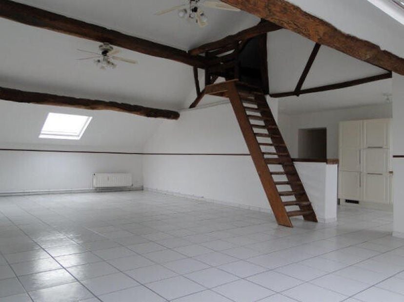Situé dans un ancien Moulin, à proximité des facilités, vaste appartement 3 ch comprenant : spacieux séjour avec poutres apparentes et accès mezzanine