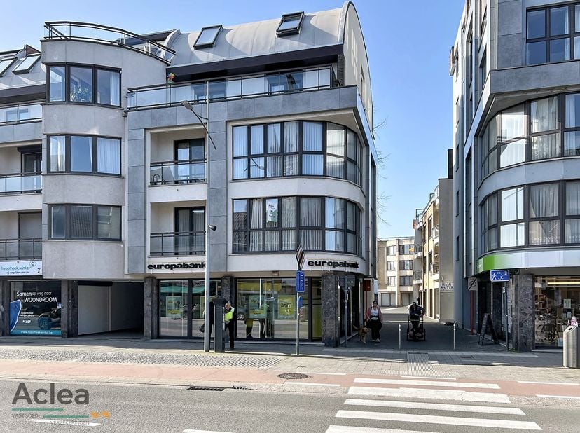 Dit appartement is bijzonder centraal gelegen, op wandelafstand van de vele horecazaken en winkels. Achteraan het appartement ligt het verkeersvrije V
