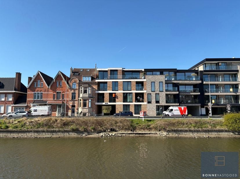 Het appartement is gelegen op de eerste verdieping in een kleinschalige residentie langs de Damse Vaart, op enkele minuten van het centrum van Brugge.