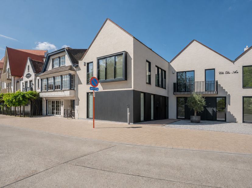 Lichtrijke en ruime woning op een uitstekende ligging aan het charmante Oosthoekplein in Knokke-Zoute, op wandelafstand van de Zeedijk en het Zwin. In