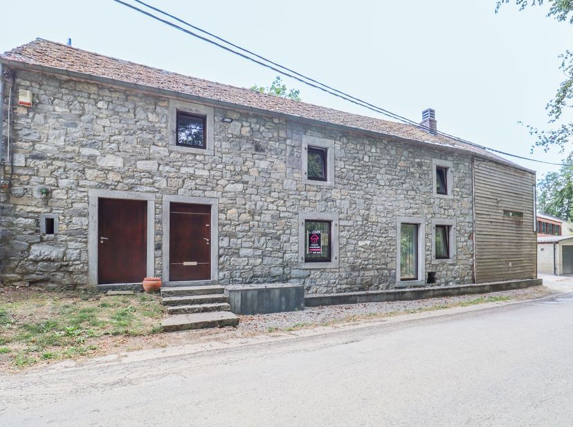 Charmante maison en pierres avec garage à Ermeton-sur-Biert. <br />
<br />
Celle-ci se compose de la manière suivante : <br />
Hall d’entrée, WC in