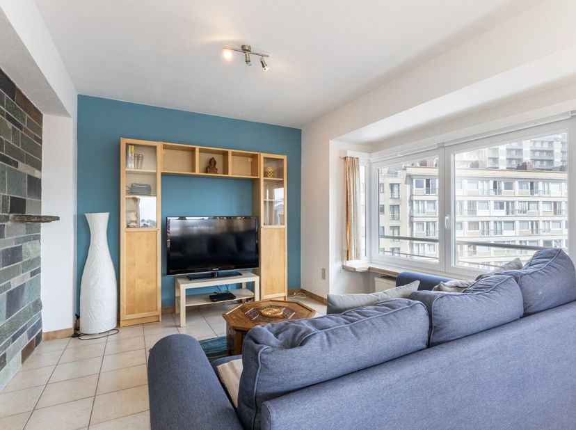 Blankenberge: Lichtrijk hoekappartement vlakbij zee met 1 slaapkamer en vrij zicht! Op de 5e verdieping van deze kleinschalige residentie vinden we di