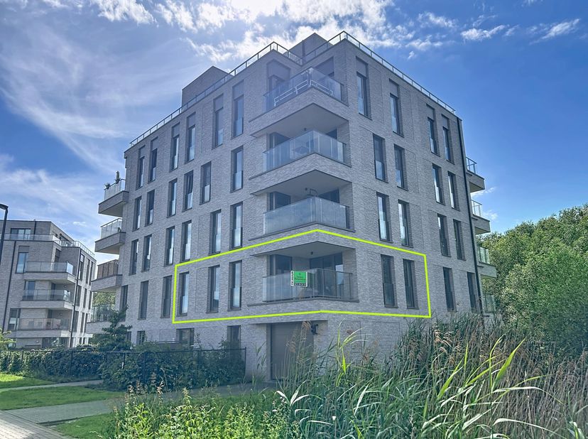 Modern en energiezuinig 1-slaapkamer appartement op de eerste verdieping (met lift). Het appartement omvat een inkomhal met gastentoilet, leefruimte m