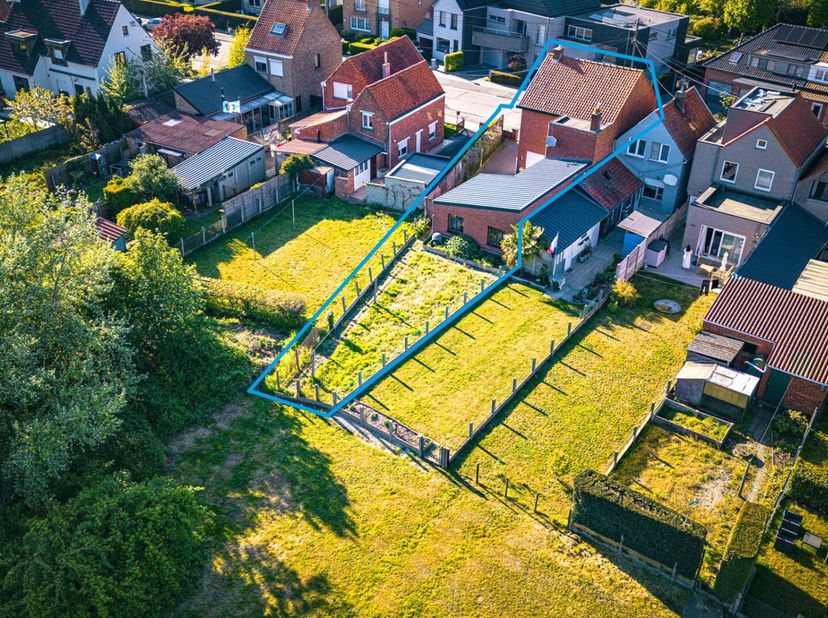 Halfopen bebouwing op 267 m² met :<br />
Gelijkvloers:<br />
 inkom<br />
 living<br />
 eetplaats<br />
 keuken met dubbele spoelbak, koelkast, oven<
