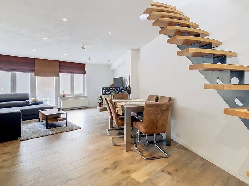 Zoekt u kwalitatief vastgoed op een centrale locatie? Deze instapklare duplex te koop in Burcht combineert ruimte, comfort en een strategische ligging
