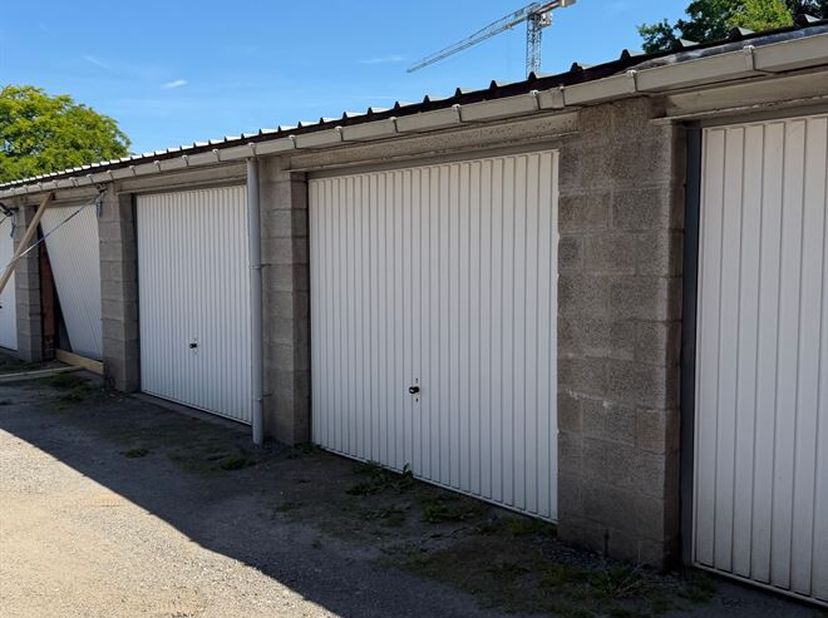 Garagebox te koop in Mechelen<br />
Op zoek naar een veilige en praktische parkeer- of opslagoplossing? Deze garagebox is gunstig gelegen in Mechelen