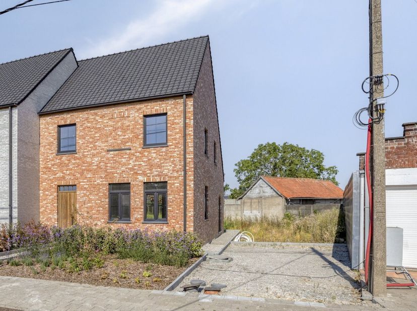Deze nieuwbouwwoning in pastoriestijl heeft een residentiële ligging op een perceeloppervlakte van 899 m² te Bovekerke. <br />
<br />
Tijdens de ontwe