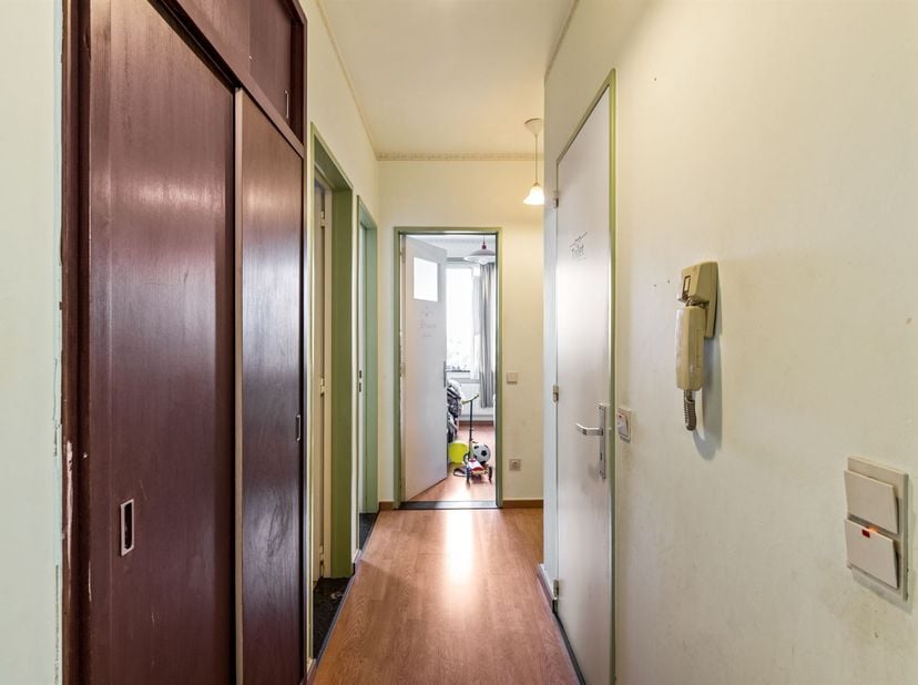 Te renoveren appartement met 2 slaapkamers en terrasje!<br />
<br />
Ligging: Dit appartement is zeer gunstig en centraal gelegen nabij de Bredabaan