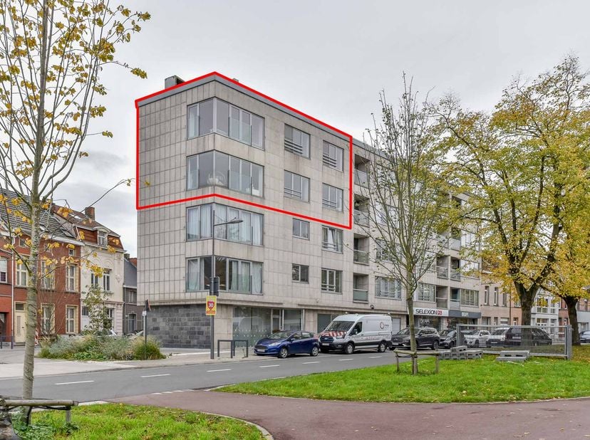 DUPLEX PRÊT À EMMÉNAGER -<br />
Découvrez ce spacieux et lumineux appartement duplex, idéalement situé. Grâce à son emplacement central, les commerces