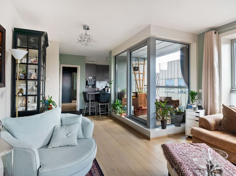 Situation :<br />
Ce magnifique appartement a été construit en 2009 et se trouve au 6e étage de la célèbre London Tower, située dans le quartier animé