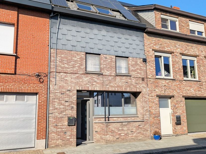 Op een fantastische locatie te Sint-Katelijne-Waver bevindt zich deze instapklare woning met 4 slaapkamers, leuke buitenruimte en gunstig EPC.&amp;nbsp;U&amp;