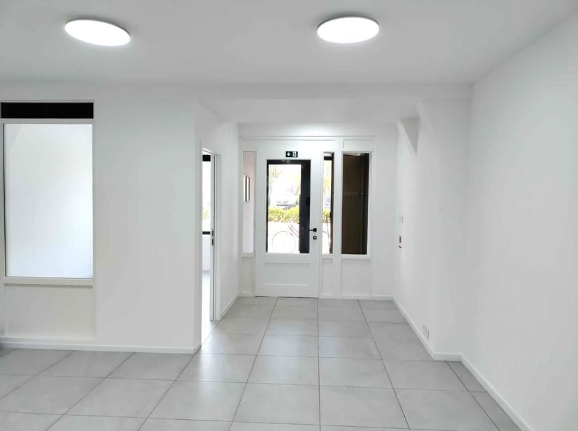 Local commercial prêt à l'emploi à vendre au 307 Kapelstraat à Bredene<br />
Dans la Kapelstraat, nous vous proposons ce local commercial entièrement