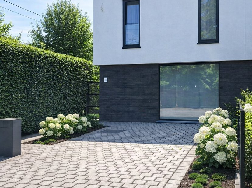 Recent gebouwd en perfect onderhouden, met kwalitatieve materialen en een doordachte indeling. Een ideale gezinswoning waar comfort, energiezuinigheid