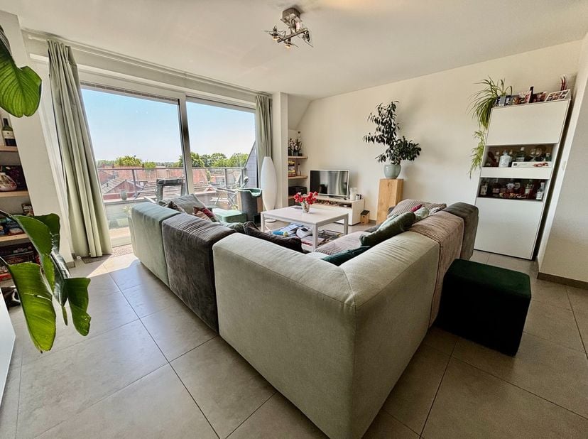 Op een rustige ligging in Kachtem bevindt zich dit ruime duplexappartement op de 3de en 4de verdieping van een verzorgd appartementsgebouw. Dankzij de