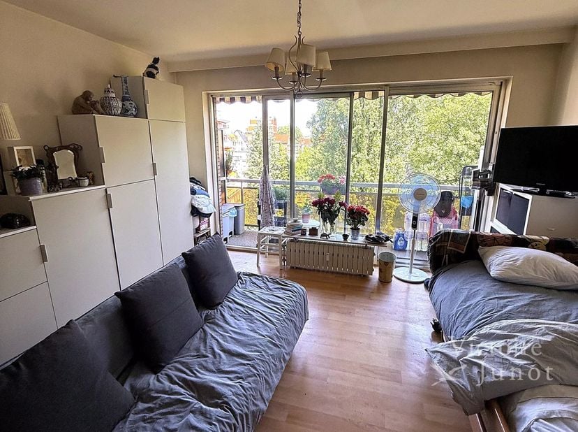 Ontdek deze charmante studio van 40 m² in het hart van Woluwe-Saint-Lambert. De lichtrijke leefruimte is smaakvol ingericht en biedt een ontspannen sf