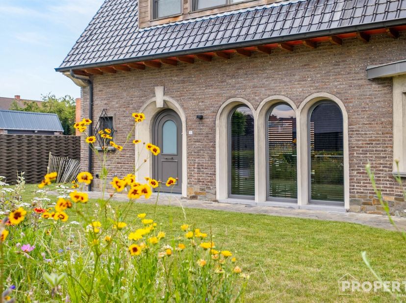 TOPPER!!! Volledig gerenoveerde villa op topligging in Deerlijk voor € 595.000. <br />
<br />
Deze volledig gerenoveerde villa is centraal gelegen i