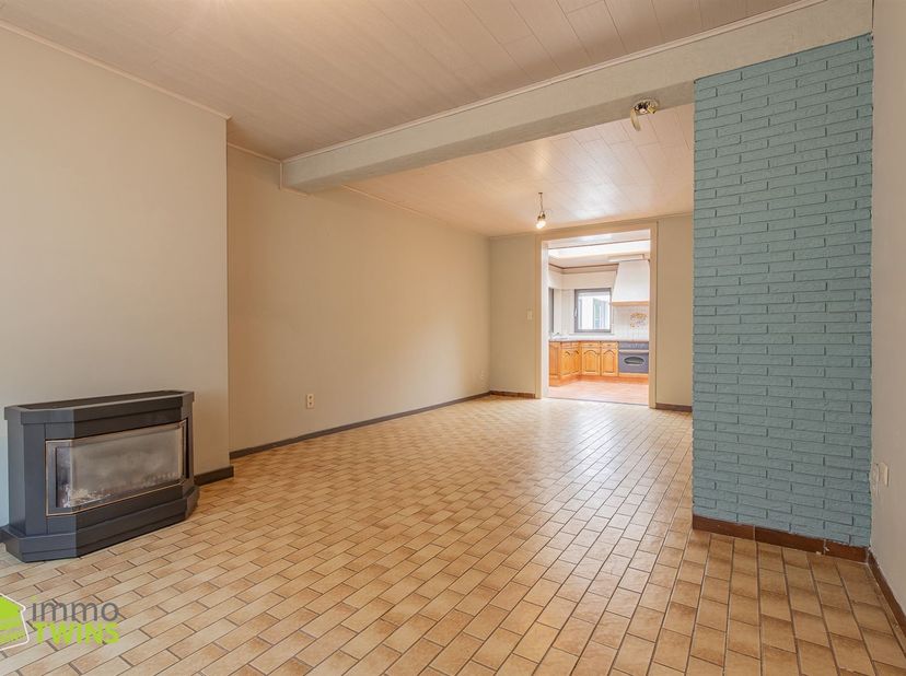 Leuke starters- gezinswoning met 3 slaapkamers, garage voor 3 auto's en gezellige tuin nabij centrum Appels<br />
Instelprijs (bieden vanaf): 289.000