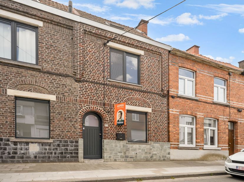 Instapklare woning vlakbij het centrum van Roeselare zoekt nieuwe eigenaars!<br />
We betreden de woning via de inkomhal die ook over een berging besc