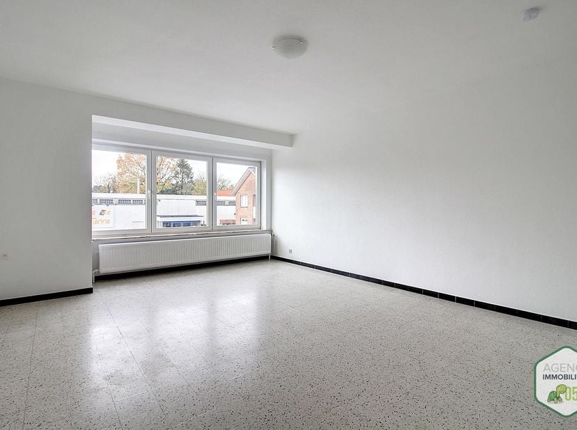 Hall d'entrée,<br />
Séjour très lumineux,<br />
wc récent séparé avec lave-mains,<br />
Cuisine récente semi équipée avec meubles, cuisinière mixte "