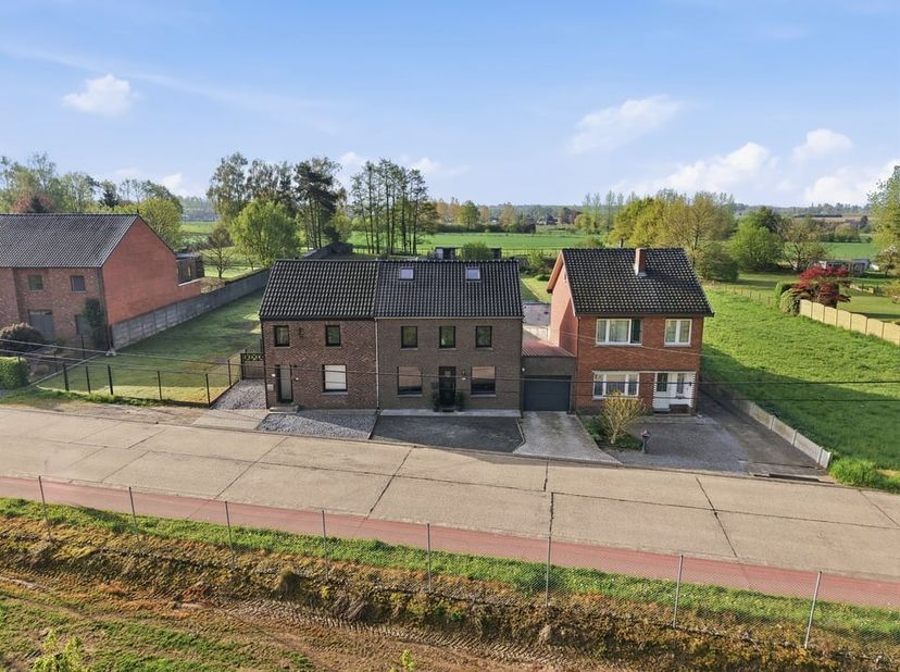 Deze karaktervolle woning, gebouwd in 1950, is gelegen in de Appeystraat 47 te Wellen en biedt een mooie combinatie van ruimte, rust en potentieel. Me