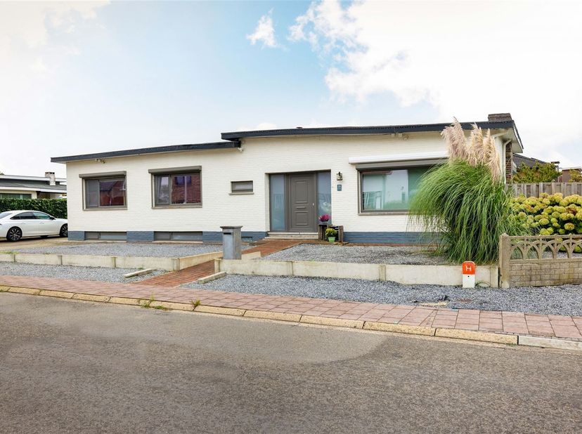 Lichtrijke en tijdloze gezinswoning met 3 slaapkamers gelegen in een rustige en residentiële omgeving<br />
<br />
Omgeving:<br />
+ Centrale liggi