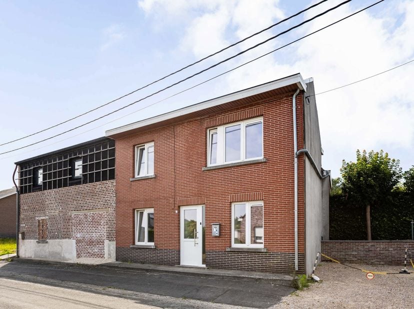 Cette habitation se trouve dans une rue paisible, tout en étant située à proximité immédiate d’un arrêt de bus et d’une école, offrant ainsi une excel