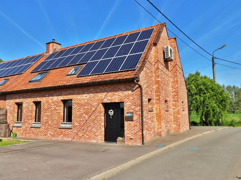 EEN LOCATIE OM WEG TE DROMEN, EEN WONING OM TE GENIETEN<br />
<br />
Charme, warmte en gezelligheid zijn elementen die deze half open woning kenmerk