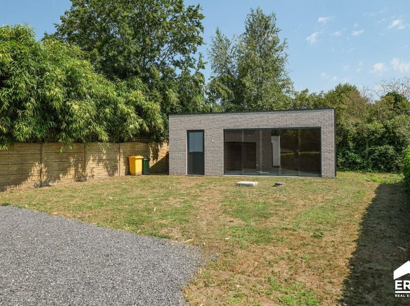Energiezuinige woning met drie slaapkamers en tuin, gelegen in een groene, bosrijke omgeving.Deze woning, met een bewoonbare oppervlakte van 169m² (vo