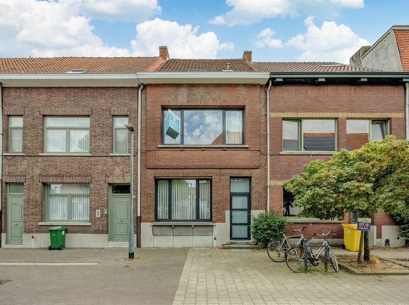 Deze charmante stadswoning combineert authentieke elementen met een ruime en praktische indeling.<br />
Op het gelijkvloers beschikt de woning over e