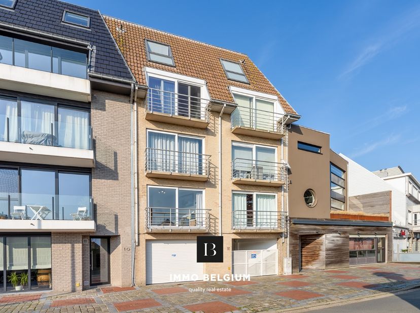 Instapklaar en zonnig appartement, gelegen op de eerste verdieping van een kleinschalige residentie te Bredene. Het appartement omvat een woonkamer me