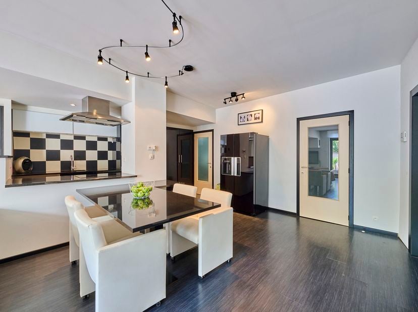 Ruim appartement van 137m² in het centrum van Diepenbeek met een echt loftgevoel. Het volledige gebouw is in 2013 volledig vernieuwd. Het appartement