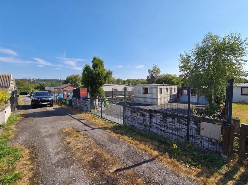 Caravane résidentielle située dans le domaine Relax Meuse idéalement situé au calme à proximité de nombreux sites touristiques, comprenant : Séjour de