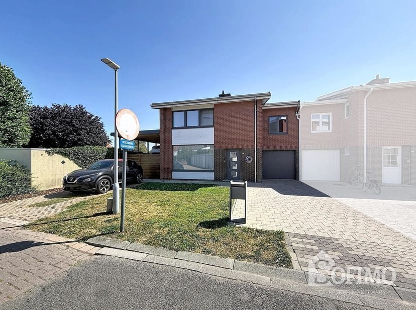 Instapklare halfopen woning te Ieper met 5 slaapkamers, garage en ruime tuin.<br />
<br />
Deze instapklare halfopen woning in Ieper biedt alle ruim