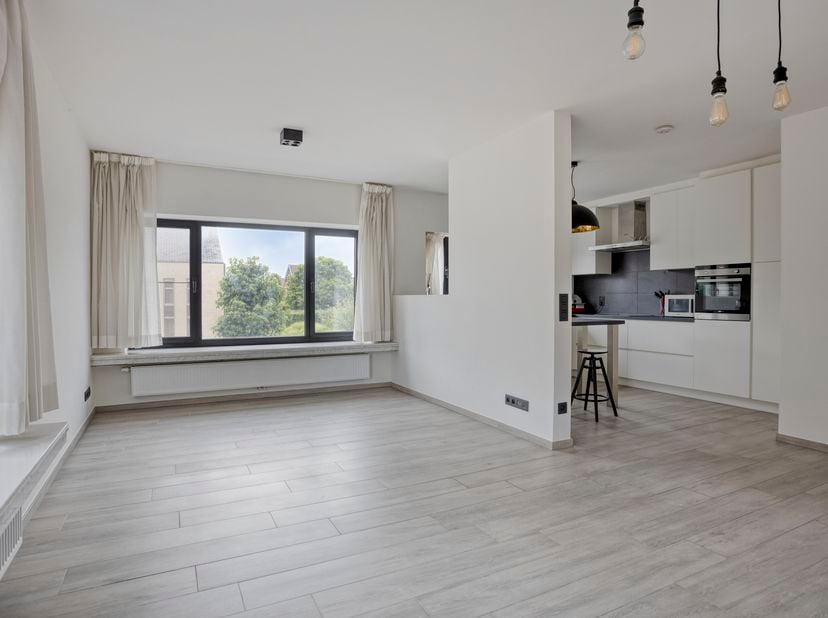 Zeer fijn en lichtrijk appartement in hartje Geel, letterlijk op wandelafstand van de Markt en winkelstraten. Het appartement is gelegen op de eerste