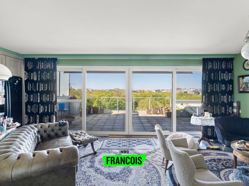 Découvrez ce penthouse unique à vendre au cur dOstende, situé face au magnifique parc Léopold. Un bien clé en main où calme, lumière et emplacement ex