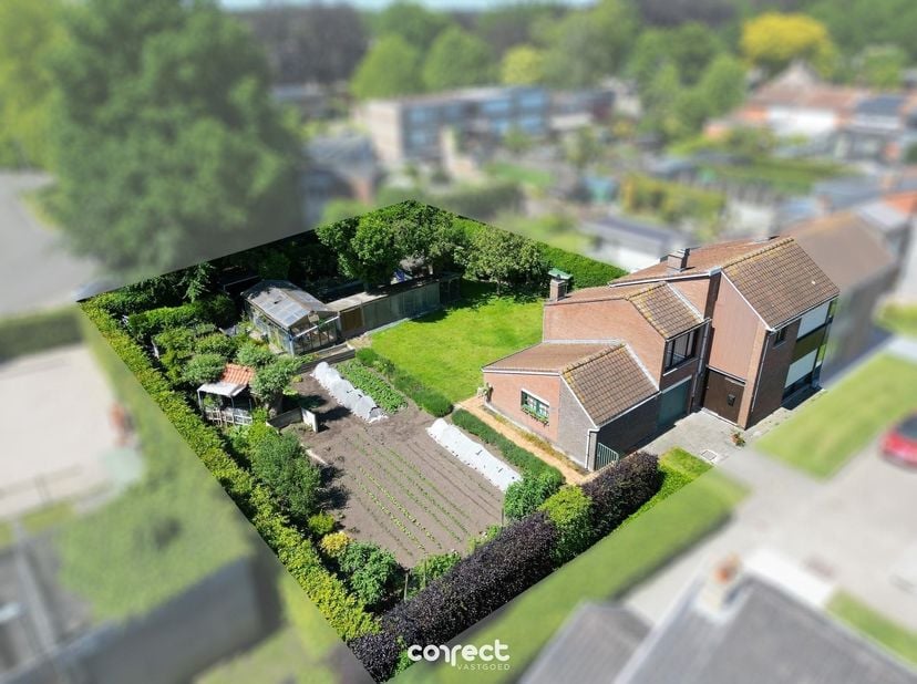 Op te frissen woning op ruim perceel van 857 m².<br />
<br />
In de rustige Rietlaan in Sint-Michiels vinden we deze op te frissen woning met ruime