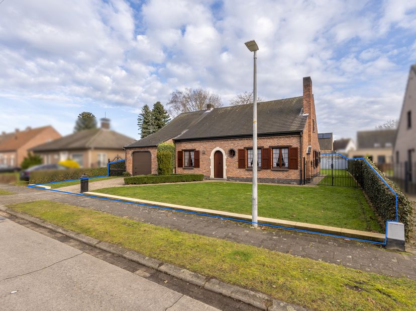 In een rustige, doodlopende straat nabij het Turnhouts Stadspark bevindt zich deze vrijstaande woning met o.a. 2-3 (slaap)kamers, een inpandige garage