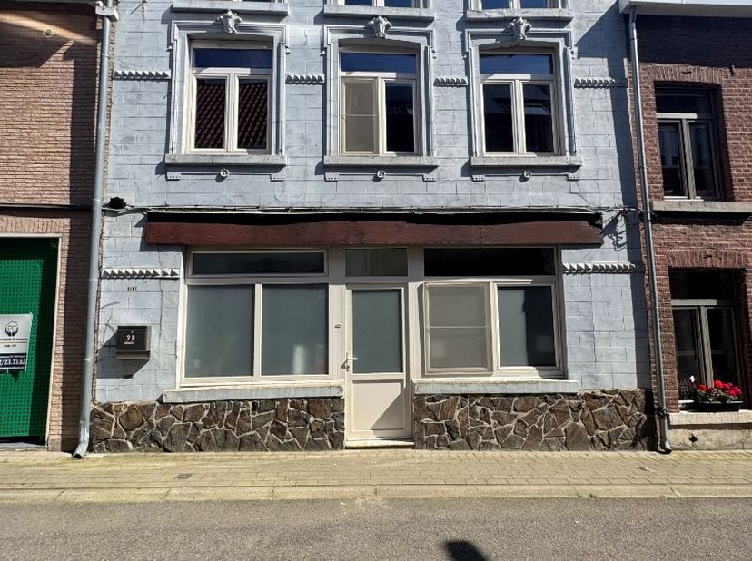 Op zoek naar een charmante stadswoning met voldoende ruimte en een praktische indeling? Deze karaktervolle woning in Tongeren biedt ongeveer 150 m² wo