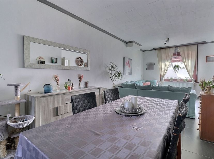 Jolie maison de ville comprenant hall d'entrée, séjour, cuisine équipée, salle de douche, buanderie, cave, WC séparé, terrasse et jardin ainsi qu'à l'